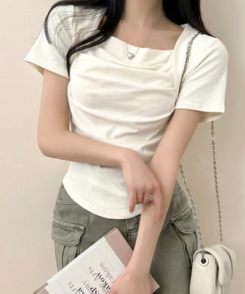 VIVID LADY(ビビッドレディー)の「スクエアネックドレープ 半袖 Tシャツ(Tシャツ/カットソー・レディース・クリーム/アイボリー/ブラック・FREE)」の5枚目の写真