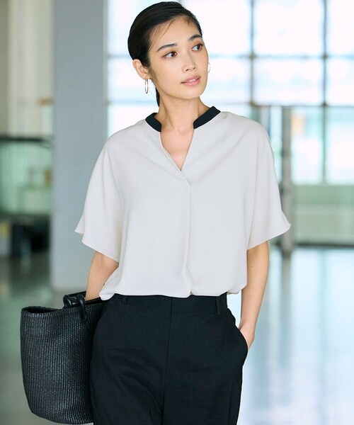 23区 S（ニジュウサンクチイサイサイズ）の「【吸水速乾/UVカット/接触冷感】ストレッチジョーゼット バンドカラー カットソー（Tシャツ/カットソー・レディース・ネイビー系/ベージュ系1/ブラック系/ダークグリーン系1・32）」の3枚目の写真