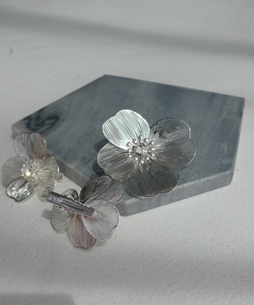 Dorry Doll(ドリードール)の「すかしメタルフラワービジューヘアピン3個セット(ヘアピン・レディース・ゴールド/シルバー・FREE)」の4枚目の写真