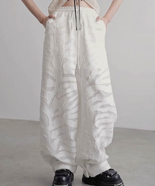 AMELY(エミリー)の「シアージャガードワイドパンツ(その他パンツ・レディース・ホワイト/ブラック・フリー)」の1枚目の写真