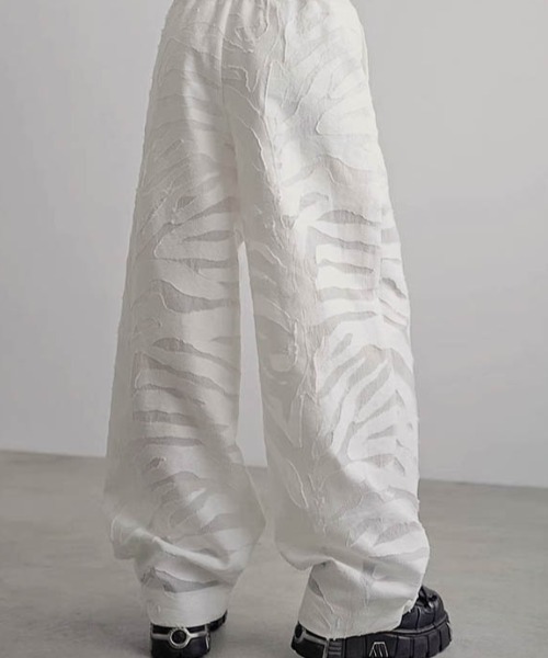 AMELY(エミリー)の「シアージャガードワイドパンツ(その他パンツ・レディース・ホワイト/ブラック・フリー)」の3枚目の写真