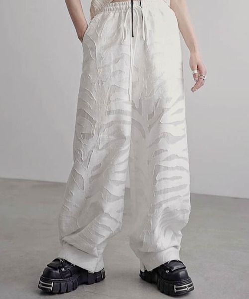 AMELY(エミリー)の「シアージャガードワイドパンツ(その他パンツ・レディース・ホワイト/ブラック・フリー)」の4枚目の写真