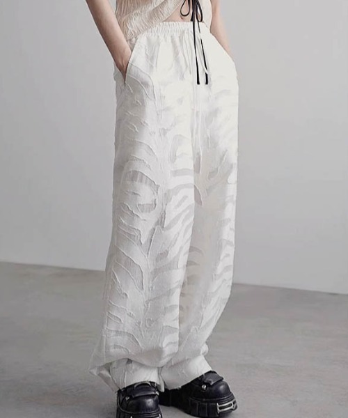 AMELY(エミリー)の「シアージャガードワイドパンツ(その他パンツ・レディース・ホワイト/ブラック・フリー)」の5枚目の写真