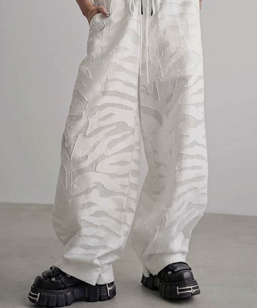 AMELY(エミリー)の「シアージャガードワイドパンツ(その他パンツ・レディース・ホワイト/ブラック・フリー)」の6枚目の写真