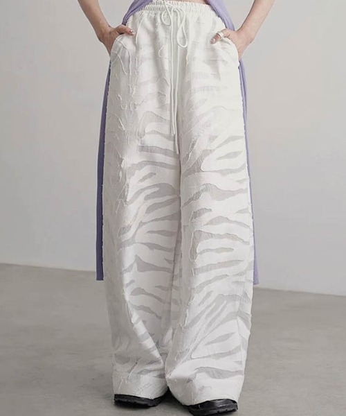 AMELY(エミリー)の「シアージャガードワイドパンツ(その他パンツ・レディース・ホワイト/ブラック・フリー)」の16枚目の写真