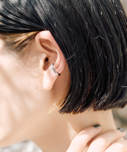 ear PAPILLONNER(イアパピヨネ)の「《金属アレルギー対応/ステンレス》クリスタルペアイヤーカフ/イヤリング(イヤーカフ・レディース・シルバー/ゴールド・FREE)」の6枚目の写真