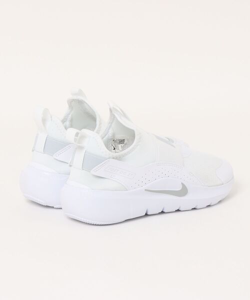 NIKE(ナイキ)の「《NIKE》FLEX RUNNER 4 (GS)(スニーカー・レディース・ホワイト/ブラック×ホワイト/ブラック×ブラック/ピンク/ブラック×ピンク/ブラック×イエロー/ネイビー系/ブルー系その他/ブルー系その他2/レッド系その他・23.0cm/23.5cm/24.0cm/24.5cm/25.0cm/22.5cm)」の11枚目の写真