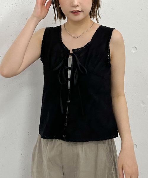 archives(アルシーヴ)の「【SETUP対応】コットン刺繍ノースリブラウス(シャツ/ブラウス・レディース・ブラック/オフホワイト/クリーム・MEDIUM)」の3枚目の写真