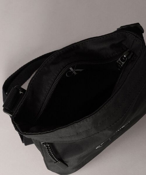 Calvin Klein（カルバン・クライン）の「ボールド ロゴ フラットショルダーパック（ショルダーバッグ・メンズ・ブラック/カーキ・FREE）」の6枚目の写真