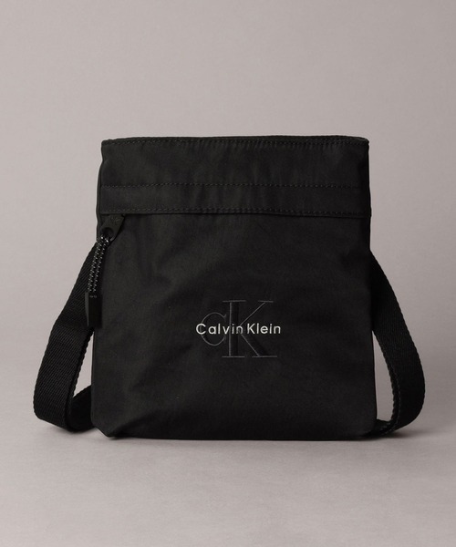 Calvin Klein（カルバン・クライン）の「ボールド ロゴ フラットショルダーパック（ショルダーバッグ・メンズ・ブラック/カーキ・FREE）」の2枚目の写真