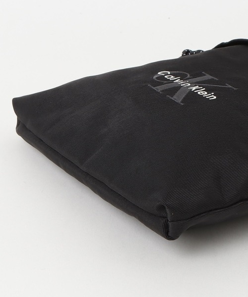 Calvin Klein（カルバン・クライン）の「ボールド ロゴ フラットショルダーパック（ショルダーバッグ・メンズ・ブラック/カーキ・FREE）」の5枚目の写真