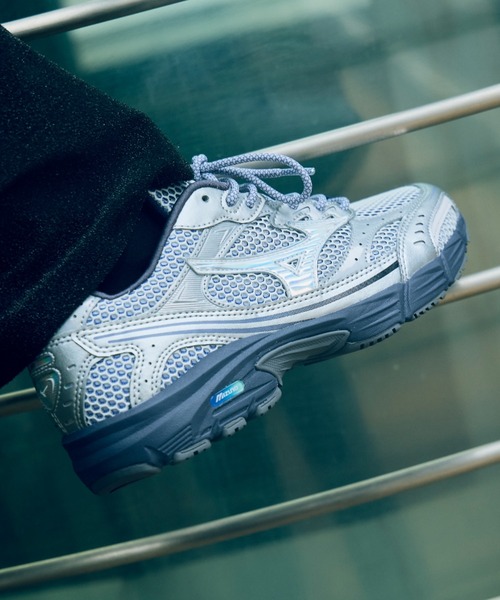 MIZUNO(ミズノ )の「MXR D1GA255301(スニーカー・メンズ・シルバー・28.0cm/27.5cm/27.0cm/23.5cm/24.0cm/25.0cm/26.0cm/26.5cm/28.5cm/23.0cm/24.5cm/25.5cm/29.0cm/30.0cm)」の2枚目の写真