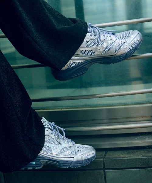 MIZUNO(ミズノ )の「MXR D1GA255301(スニーカー・メンズ・シルバー・28.0cm/27.5cm/27.0cm/23.5cm/24.0cm/25.0cm/26.0cm/26.5cm/28.5cm/23.0cm/24.5cm/25.5cm/29.0cm/30.0cm)」の3枚目の写真