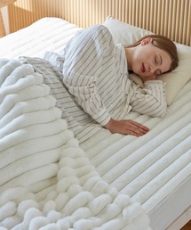 COCOPLATZ interior（ココプラッツインテリア）の「モコモコ敷パッド ストライプ ラビットファー調│ダブル【furry doudou./ファーリードゥドゥ】（寝具）」