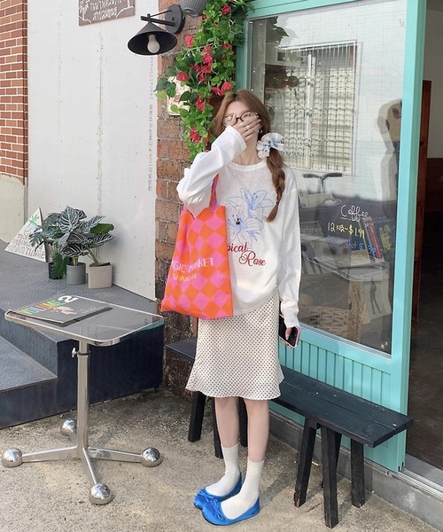 shopnikoniko(ショップニコニコ)の「フラワープリント シアーオーバートップス(Tシャツ/カットソー・レディース・ホワイト・フリー)」の2枚目の写真