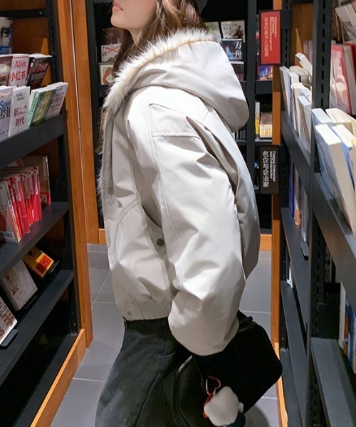 emi+(エミプラス)の「フード付きファードッキングブルゾン(ブルゾン・レディース・ベージュ/ブラック・FREE)」の4枚目の写真