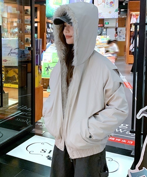 emi+(エミプラス)の「フード付きファードッキングブルゾン(ブルゾン・レディース・ベージュ/ブラック・FREE)」の6枚目の写真