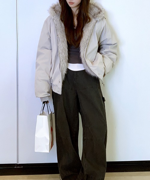 emi+(エミプラス)の「フード付きファードッキングブルゾン(ブルゾン・レディース・ベージュ/ブラック・FREE)」の7枚目の写真