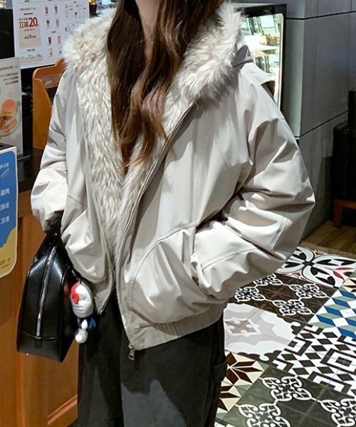 emi+(エミプラス)の「フード付きファードッキングブルゾン(ブルゾン・レディース・ベージュ/ブラック・FREE)」の8枚目の写真