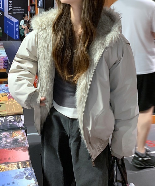 emi+(エミプラス)の「フード付きファードッキングブルゾン(ブルゾン・レディース・ベージュ/ブラック・FREE)」の10枚目の写真