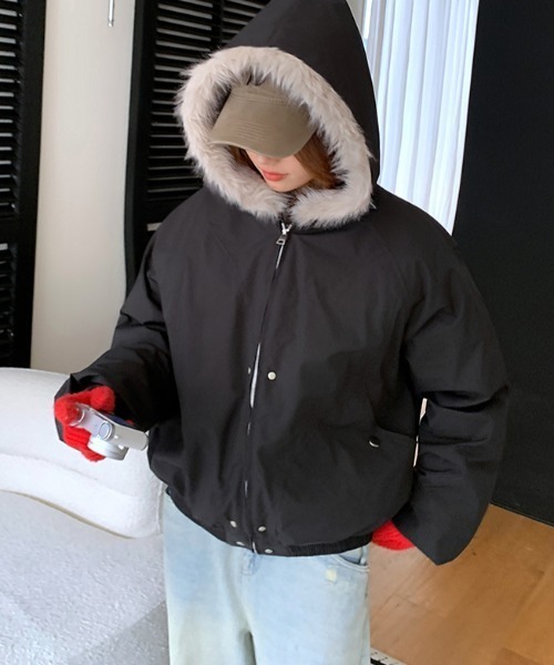 emi+(エミプラス)の「フード付きファードッキングブルゾン(ブルゾン・レディース・ベージュ/ブラック・FREE)」の14枚目の写真