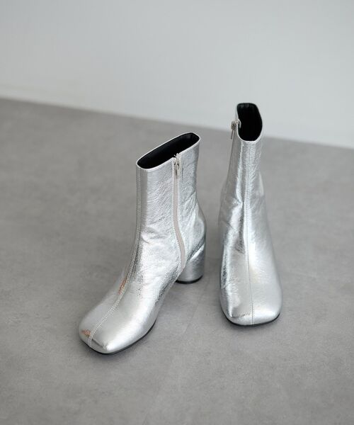GARAGE OF GOOD CLOTHING(ガレージオブグッドクロージング)の「オブリークトゥヒールブーツ(ブーツ・レディース・シルバー/ブラック・L/M)」の3枚目の写真