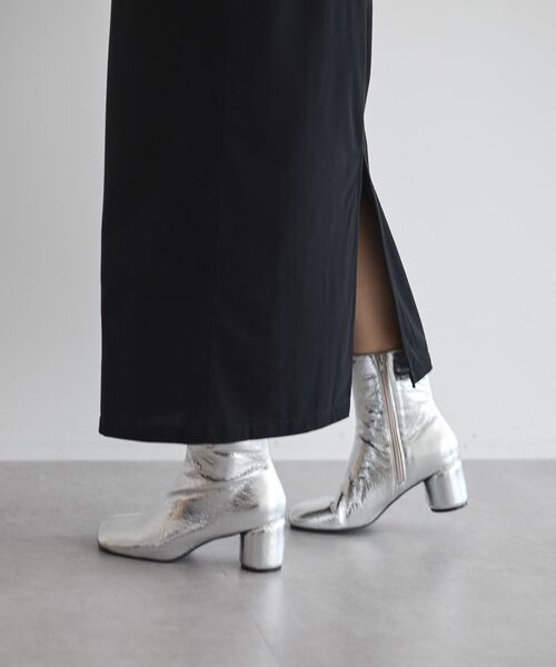 GARAGE OF GOOD CLOTHING(ガレージオブグッドクロージング)の「オブリークトゥヒールブーツ(ブーツ・レディース・シルバー/ブラック・L/M)」の4枚目の写真