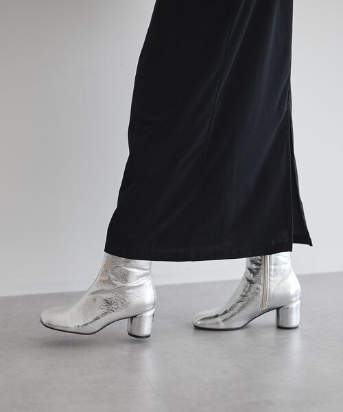 GARAGE OF GOOD CLOTHING(ガレージオブグッドクロージング)の「オブリークトゥヒールブーツ(ブーツ・レディース・シルバー/ブラック・L/M)」の6枚目の写真