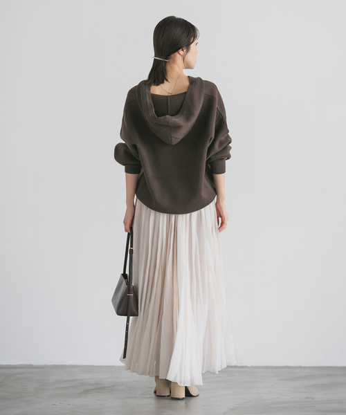 Noble（ノーブル）の「《追加》接結タック編みフードプルオーバー（ニット/セーター・レディース・ブラウン/グレー系その他/ブラック・FREE）」の4枚目の写真