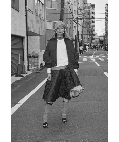 HOLIDAY（ホリデイ）の「MILITARY QUILTING VOLUME FLARE SKIRT ミリタリーキルティングボリュームフレアスカート（スカート・レディース・ネイビー/カーキ・1/0）」の7枚目の写真