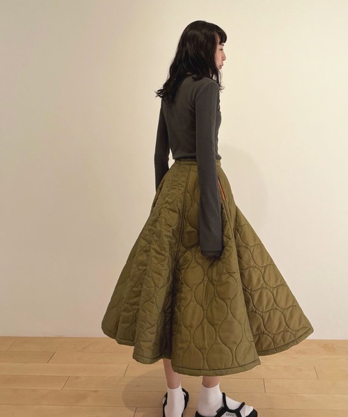 HOLIDAY（ホリデイ）の「MILITARY QUILTING VOLUME FLARE SKIRT ミリタリーキルティングボリュームフレアスカート（スカート・レディース・ネイビー/カーキ・1/0）」の14枚目の写真