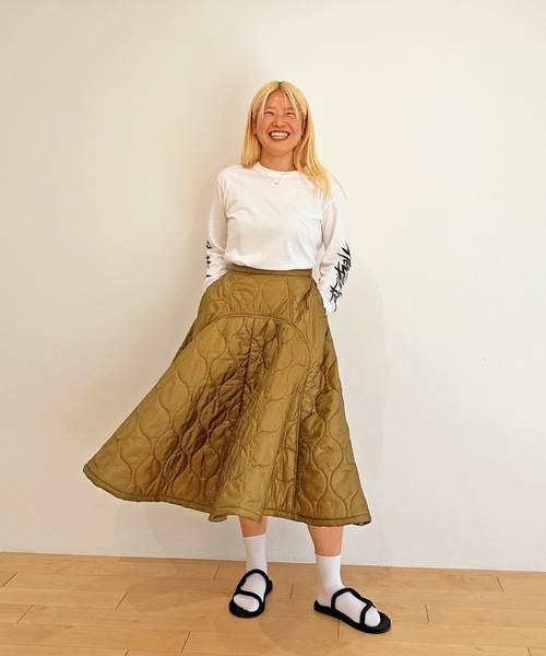 HOLIDAY（ホリデイ）の「MILITARY QUILTING VOLUME FLARE SKIRT ミリタリーキルティングボリュームフレアスカート（スカート・レディース・ネイビー/カーキ・1/0）」の15枚目の写真