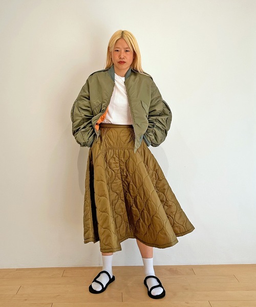 HOLIDAY（ホリデイ）の「MILITARY QUILTING VOLUME FLARE SKIRT ミリタリーキルティングボリュームフレアスカート（スカート・レディース・ネイビー/カーキ・1/0）」の16枚目の写真