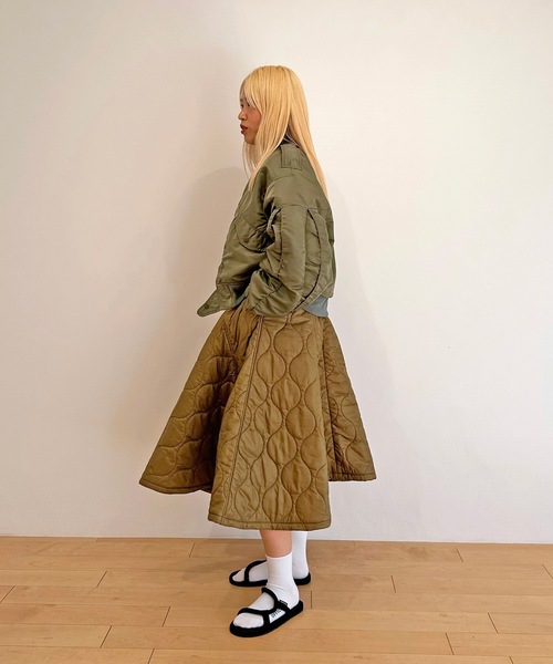 HOLIDAY（ホリデイ）の「MILITARY QUILTING VOLUME FLARE SKIRT ミリタリーキルティングボリュームフレアスカート（スカート・レディース・ネイビー/カーキ・1/0）」の17枚目の写真