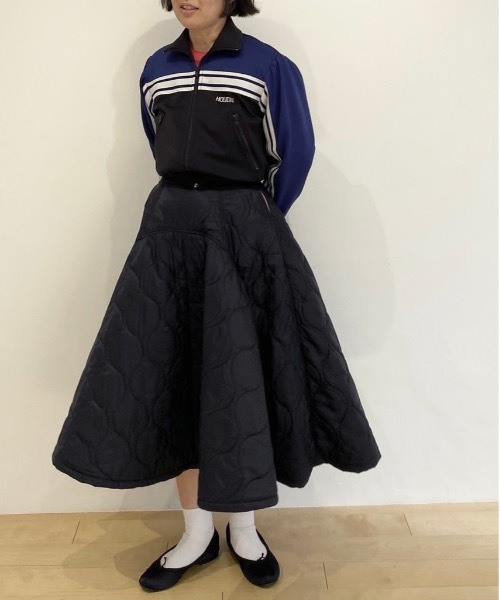 HOLIDAY（ホリデイ）の「MILITARY QUILTING VOLUME FLARE SKIRT ミリタリーキルティングボリュームフレアスカート（スカート・レディース・ネイビー/カーキ・1/0）」の18枚目の写真