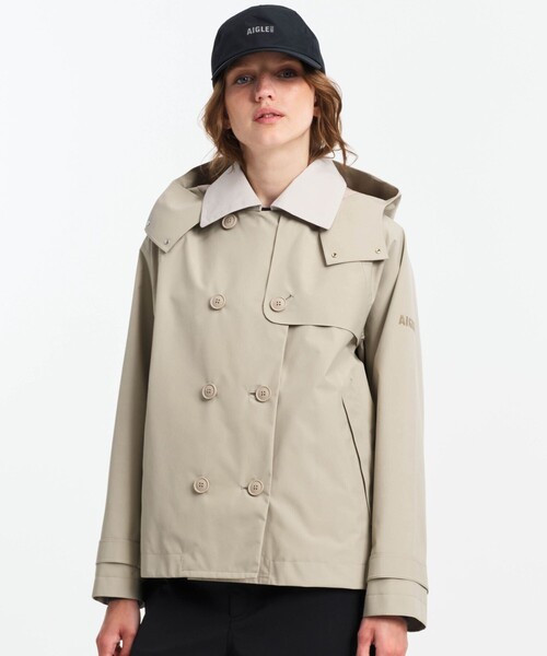 AIGLE(エーグル)の「GORE TEX ゴアテックス 防風 防水 透湿 2レイヤー ショートトレンチコート / フード脱着可(トレンチコート・レディース・バーガンディー/グレー/ブラック/アイボリー・38/36/40)」の2枚目の写真