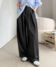 旬なワイドシルエットが目を惹く1着♪タックバレルレッグパンツ