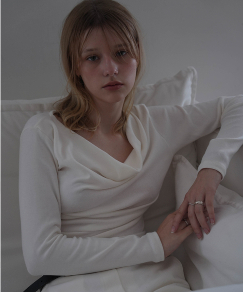 DEHEVE（デヘヴェ）の「Drape Neck Long Sleeve [Ivory]（Tシャツ/カットソー・レディース・アイボリー・FREE）」の4枚目の写真