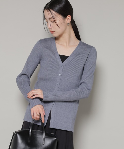 NANO universe(ナノユニバース)の「裾スリットVネックリブカーディガン(カーディガン/ボレロ・レディース・ベージュ/グレー/ブラック・FREE)」の3枚目の写真