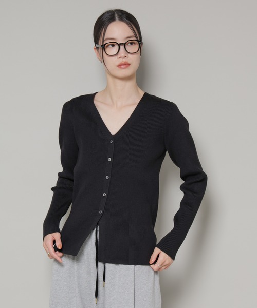 NANO universe(ナノユニバース)の「裾スリットVネックリブカーディガン(カーディガン/ボレロ・レディース・ベージュ/グレー/ブラック・FREE)」の2枚目の写真