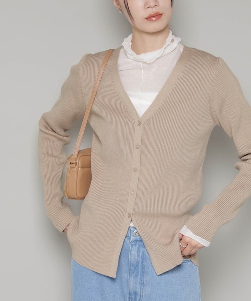 NANO universe(ナノユニバース)の「裾スリットVネックリブカーディガン(カーディガン/ボレロ・レディース・ベージュ/グレー/ブラック・FREE)」の6枚目の写真