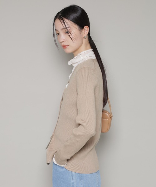 NANO universe(ナノユニバース)の「裾スリットVネックリブカーディガン(カーディガン/ボレロ・レディース・ベージュ/グレー/ブラック・FREE)」の5枚目の写真