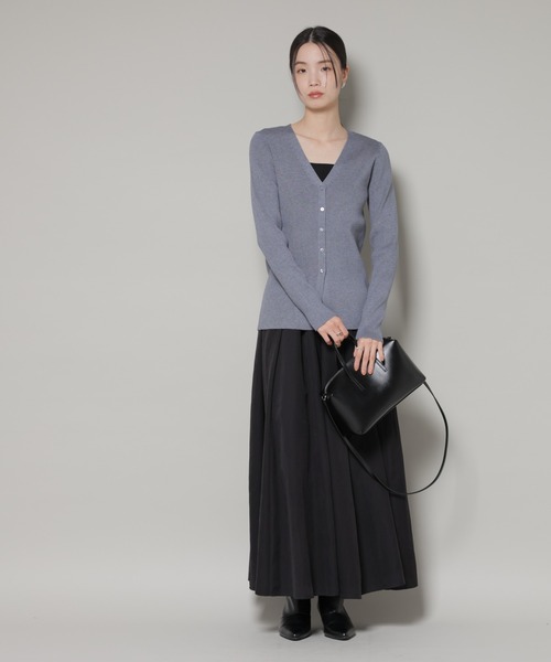 NANO universe(ナノユニバース)の「裾スリットVネックリブカーディガン(カーディガン/ボレロ・レディース・ベージュ/グレー/ブラック・FREE)」の17枚目の写真
