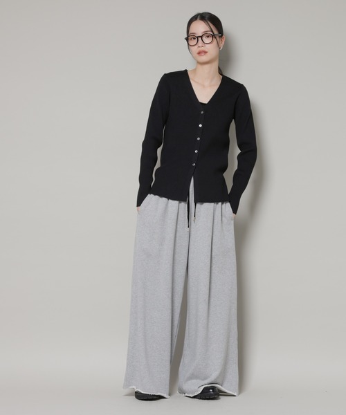 NANO universe(ナノユニバース)の「裾スリットVネックリブカーディガン(カーディガン/ボレロ・レディース・ベージュ/グレー/ブラック・FREE)」の21枚目の写真