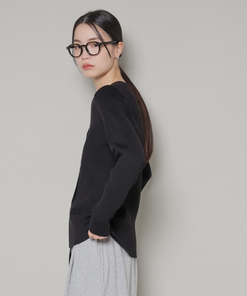 NANO universe(ナノユニバース)の「裾スリットVネックリブカーディガン(カーディガン/ボレロ・レディース・ベージュ/グレー/ブラック・FREE)」の19枚目の写真