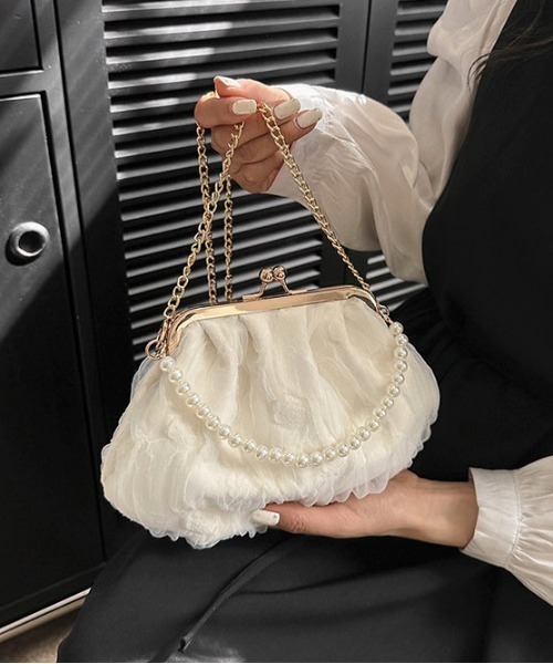 Maison Calme(メゾンカルム)の「【2WAY】ふんわりチュールパールハンドルがま口ショルダーバック オケージョン パーティー(ショルダーバッグ・レディース・ブラック/ホワイト/グリーン・F)」の6枚目の写真