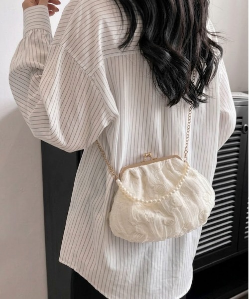 Maison Calme(メゾンカルム)の「【2WAY】ふんわりチュールパールハンドルがま口ショルダーバック オケージョン パーティー(ショルダーバッグ・レディース・ブラック/ホワイト/グリーン・F)」の5枚目の写真