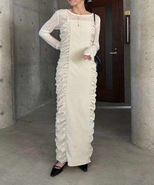 CAPRICIEUX LE'MAGE(カプリシューレマージュ)の「【セレモニーシーンにも◎】ギャザーキャミワンピース(ワンピース・レディース・ホワイト系その他/ブラック・PS/FREE)」の2枚目の写真