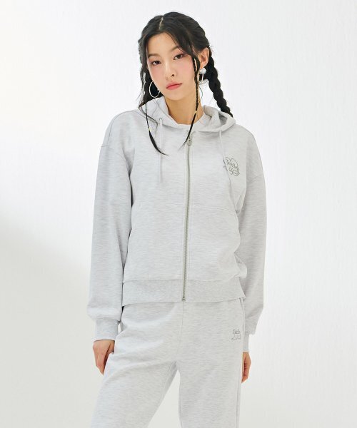 CHASECULT（チェイスカルト）の「レディースポイント刺繍フードジップアップ-DARG4361B0B（パーカー・レディース・ライトグレー・90/85）」の2枚目の写真