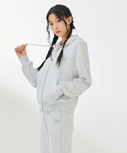 CHASECULT（チェイスカルト）の「レディースポイント刺繍フードジップアップ-DARG4361B0B（パーカー・レディース・ライトグレー・90/85）」の3枚目の写真